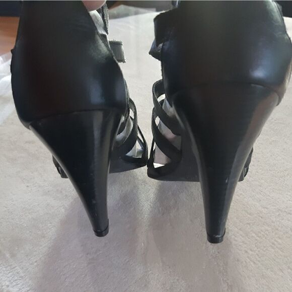 SoftMocāBlackāLeatherāStrappyĀ SandalāHeels - Picture 4 of 16